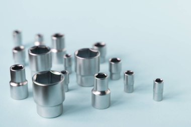 Yumuşak mavi arka planda kilit anahtarı için parçalar hazır. Ev işçileri, fabrika işçileri, otomobil tamircileri ve diğer işler için araçlar.