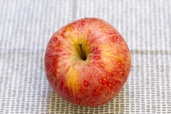 Красное вкусное яблоко — стоковое фото