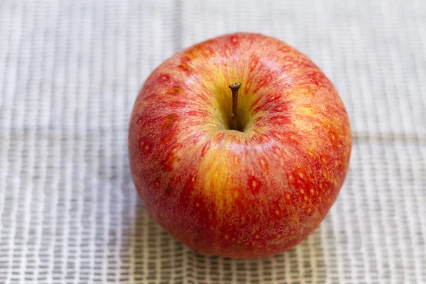 Червоне смачне яблуко — стокове фото
