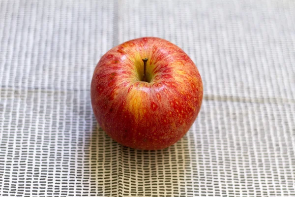 Ein roter köstlicher Apfel — Stockfoto