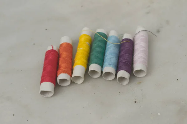 Gökkuşağı renkli iplik bobinleri — Stok fotoğraf
