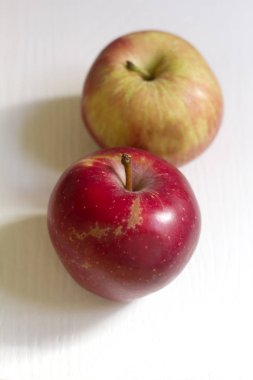 Güzellik kırmızı ve sarı elmalar 