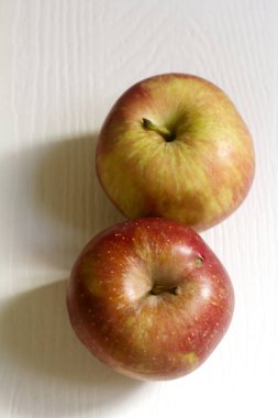 Güzellik kırmızı ve sarı elmalar 