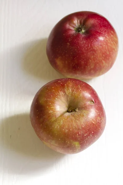 ความงาม แอปเปิ้ลสีแดงและสีเหลือง — ภาพถ่ายสต็อก