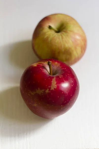 Schönheit rote und gelbe Äpfel — Stockfoto