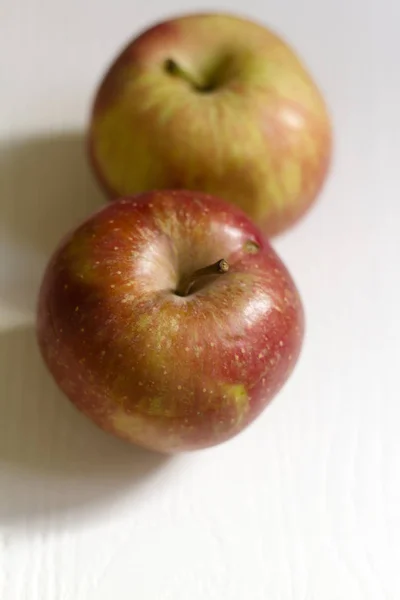 Schönheit rote und gelbe Äpfel — Stockfoto