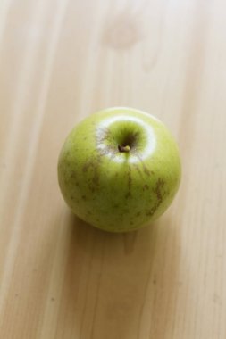 Nötr arka plan üzerinde sulu yeşil elma