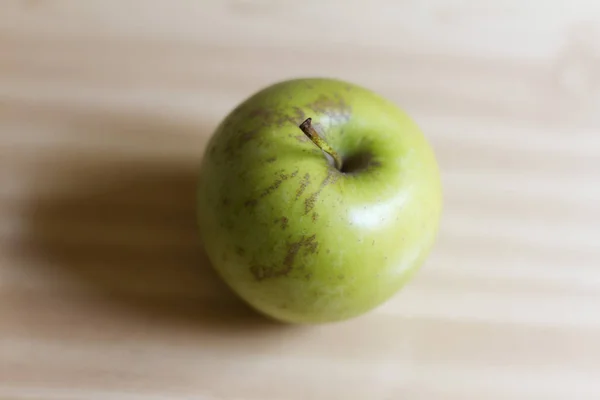 Suculento maçã verde no fundo neutro — Fotografia de Stock