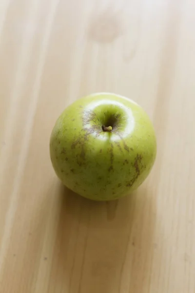 Сочное зеленое яблоко на нейтральном фоне — стоковое фото