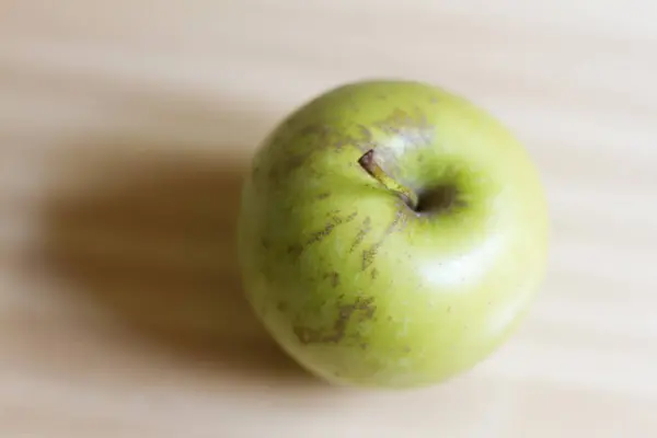Juicy green apple on neutral background — Stock Photo, Image