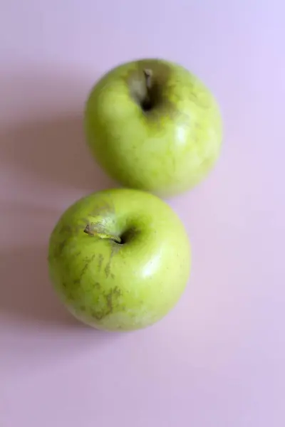 Saftige grüne Äpfel — Stockfoto