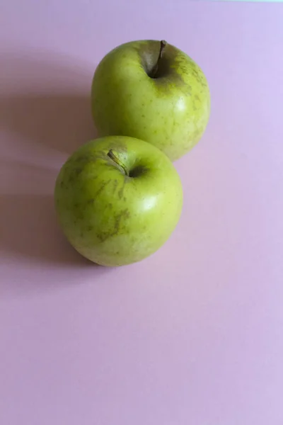 Saftige grüne Äpfel — Stockfoto