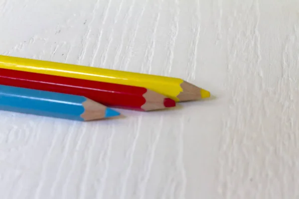 Crayons en bois avec couleurs primaires — Photo