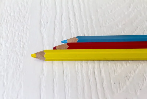 Crayons en bois avec couleurs primaires — Photo