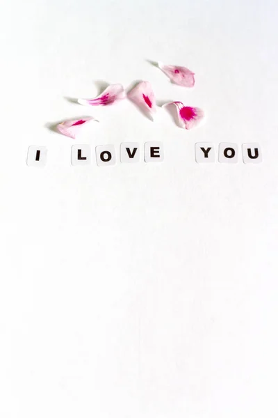 Siyah harflerle yazılmış aşk mesajı