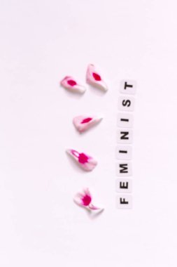 Feminist kelime siyah harflerle yazılmış