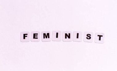 Feminist kelime siyah harflerle yazılmış