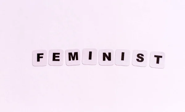 Feminist kelime siyah harflerle yazılmış