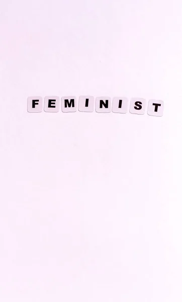 Feminist kelime siyah harflerle yazılmış