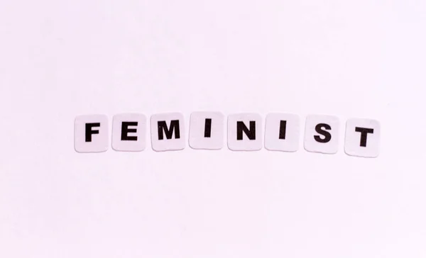 Feministische woord geschreven in zwarte letters Stockfoto
