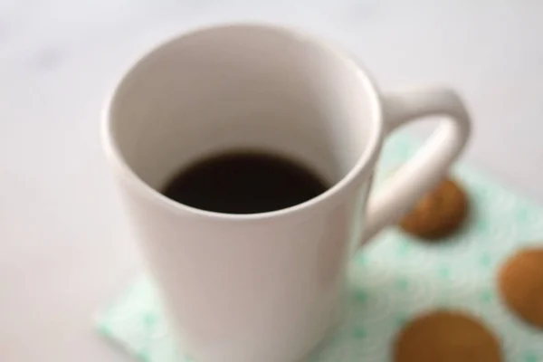 Günlük sahne: nötr arka plan üzerinde kahve ve tereyağı kurabiye