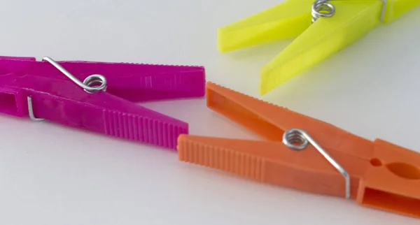 Neşeli ve renkli clothespins tarafsız arka plan üzerinde