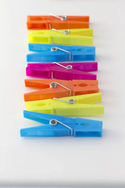 Neşeli ve renkli clothespins tarafsız arka plan üzerinde