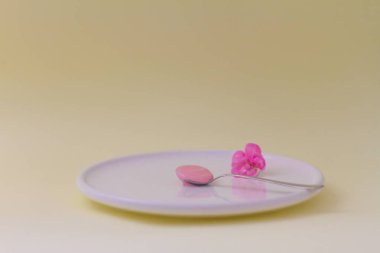 Tarafsız arka planda lezzetli pembe krem