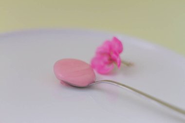 Tarafsız arka planda lezzetli pembe krem