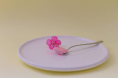 Tarafsız arka planda lezzetli pembe krem