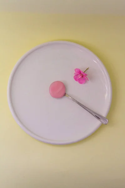 Tarafsız arka planda lezzetli pembe krem