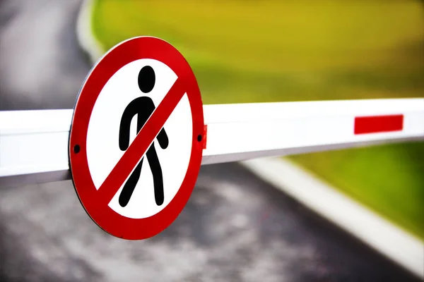 Esta Señal Indica Que Los Peatones Les Prohíbe Caminar Por — Foto de Stock