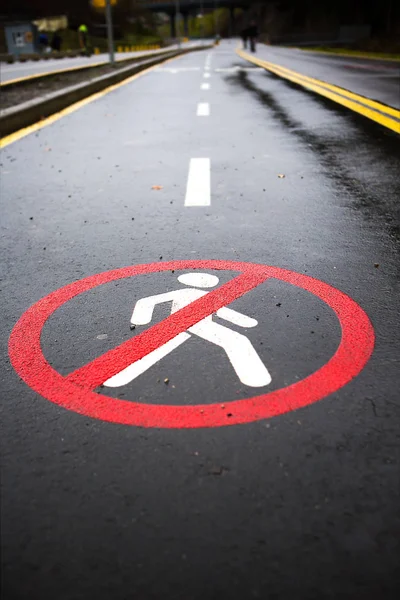 Esta Señal Indica Que Los Peatones Les Prohíbe Caminar Por — Foto de Stock