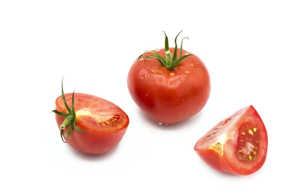 成熟的新鲜有机西红柿 一半和四分之一的西红柿 在白底上的露珠中分离 — 图库照片