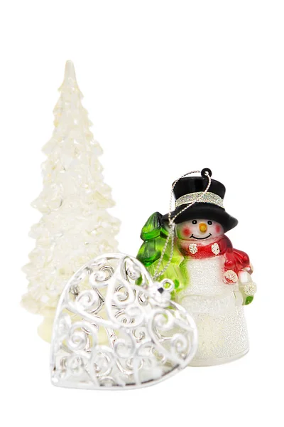 Weihnachtsschmuck Kristall Schneemann Weihnachtsbaum Und Silbernes Herz Isoliert Auf Weißem — Stockfoto