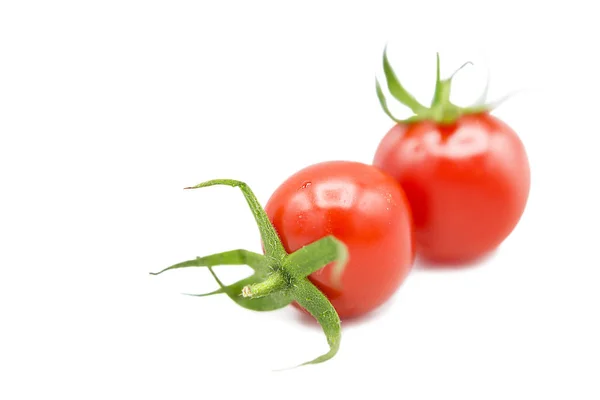 Tomates Cereja Orgânicos Frescos Isolados Sobre Fundo Branco — Fotografia de Stock