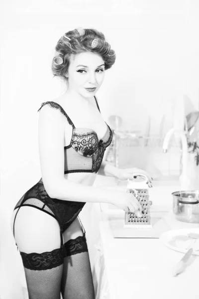 キッチンのカーラーでセクシーな主婦 白黒写真 — ストック写真