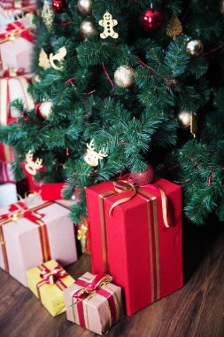 Noel ağacının yanında yerde güzel Noel hediye kutuları.