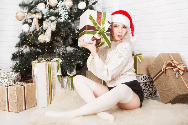 Красивая Счастливая Женщина Рождественской Шляпе Рождественским Подарком Фоне Новогодней Елки — стоковое фото