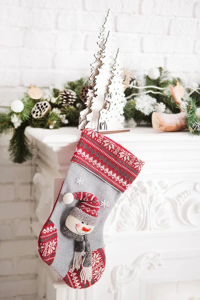 Güzel Noel çorapları ve şöminede hediyeler.