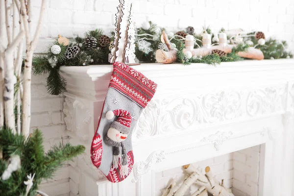 Güzel Noel çorapları ve şöminede hediyeler.
