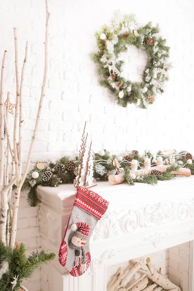 Şöminenin Üstünde Hediyeler Olan Noel Çorabı Evde Noel Süslemesi — Stok fotoğraf