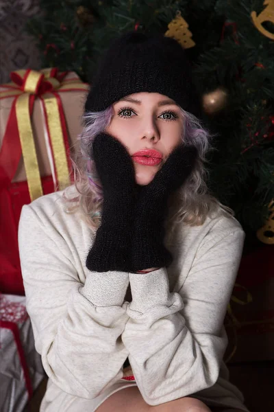 Красивая Счастливая Женщина Вязаной Шляпе Рукавицах Фоне Рождественской Елки — стоковое фото
