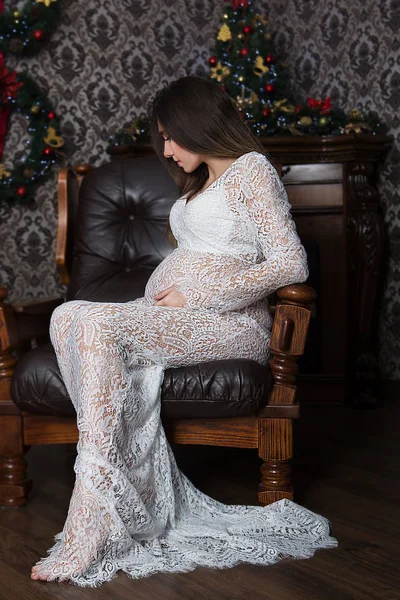 Femeie Gravidă Fericită Fundalul Pomului Crăciun Conceptul Nou Surpriză Maternitate — Fotografie, imagine de stoc