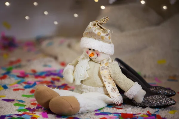 Schneemann Auf Dem Hintergrund Des Weihnachtsbaums — Stockfoto