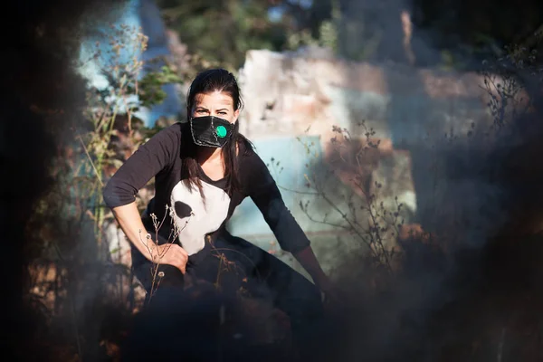 Woman Gas Mask Out House Which Goes Smoke — Stock Photo, Image