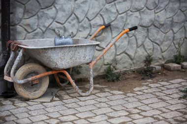 İnşaat malzemelerini elle taşımak için kirli demir tramvay.