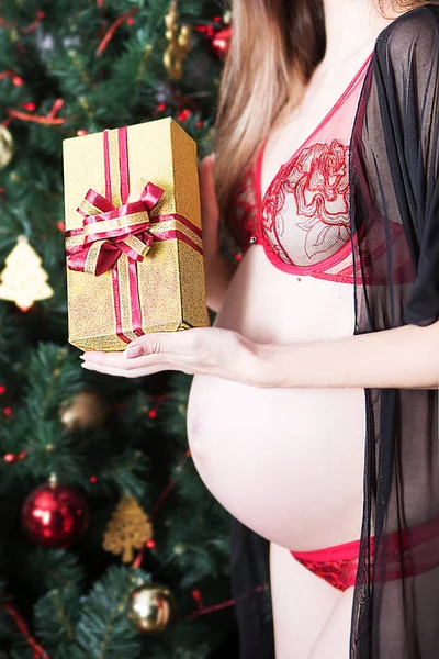Femeie Gravidă Care Deține Cutie Cadouri Pomul Crăciun Fundal Conceptul — Fotografie, imagine de stoc