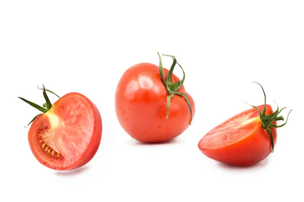 Reife Frische Bio Tomate Und Zwei Tomatenhälften Den Tautropfen Isoliert — Stockfoto