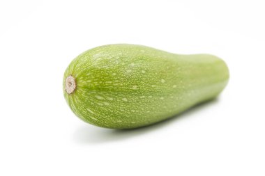 Beyaz arka planda taze organik kabak.